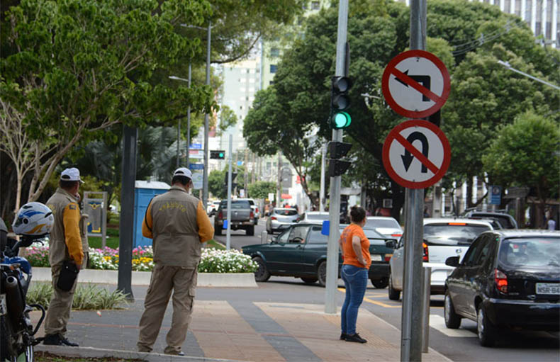 Motoristas ignoram nova sinalizaÃ§Ã£o no cruzamento da Afonso Pena com a 14
