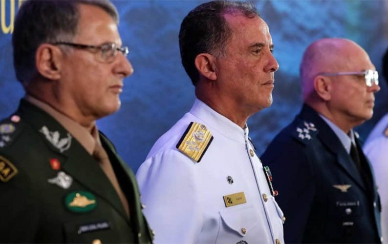 Governo anuncia saÃ­da dos comandantes do ExÃ©rcito, Marinha e AeronÃ¡utica