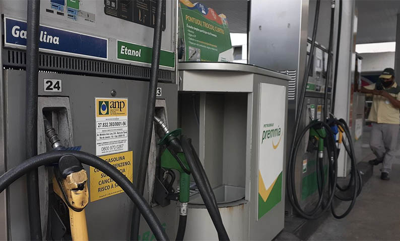 Petrobras reduz preÃ§o da gasolina e sobe o do diesel para distribuidoras neste sÃ¡bado