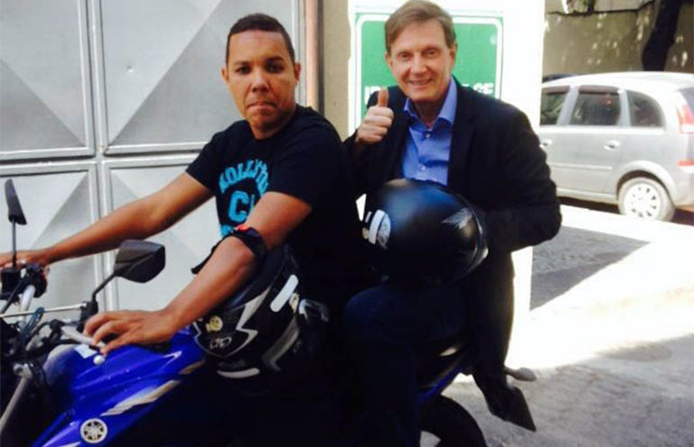 Tiroteio de 'parar o trÃ¢nsito' no Rio leva prefeito a pegar carona de moto