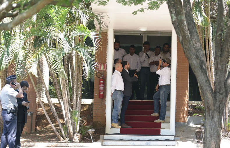 Apoiadores de GuaidÃ³ deixam Embaixada da Venezuela em BrasÃ­lia apÃ³s invasÃ£o