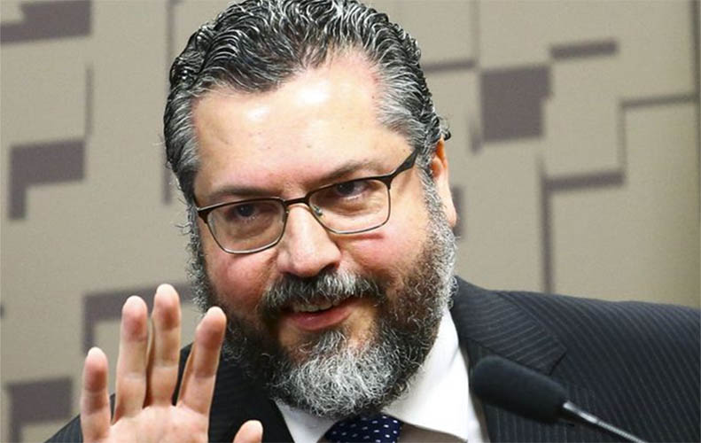 Jornais divulgam demissÃ£o de Ernesto AraÃºjo
