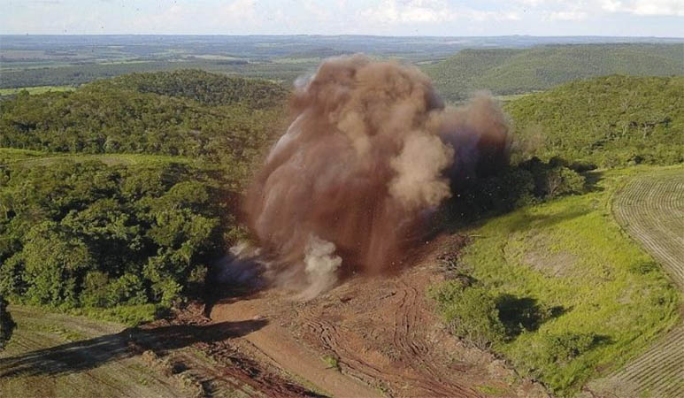 Empresa detona 6.500 kg de dinamite para abrir caminho a Furnas do DionÃ­sio: vÃ­deo