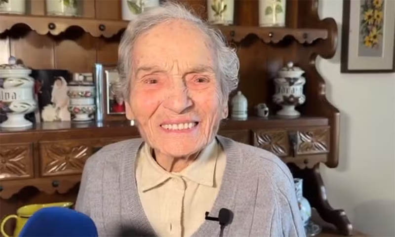 Mulher de 103 anos Ã© multada ao ser flagrada dirigindo de madrugada com carteira vencida