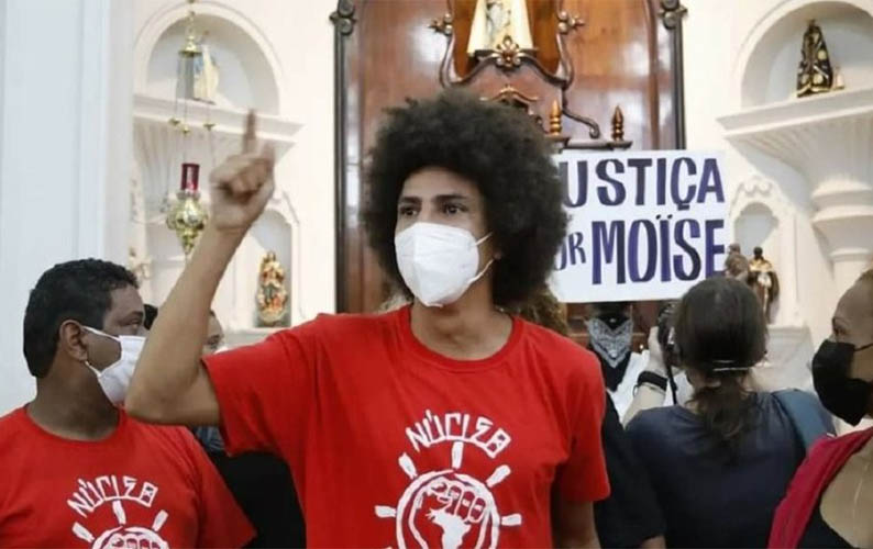 Petistas e comunistas invadem templo de igreja catÃ³lica durante missa em Curitiba