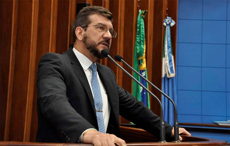 Sobre pedidos de impeachment do governador tucano, a defesa foi petista