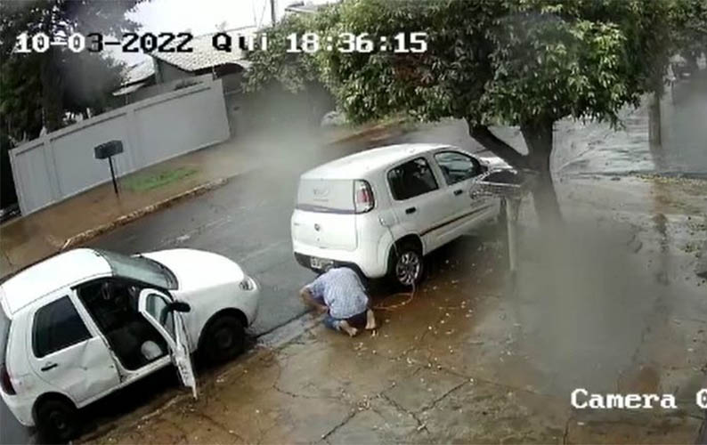 Em MS, cÃ¢mera flagra ladrÃ£o tentando furtar gasolina de carro estacionado na rua: vÃ­deo