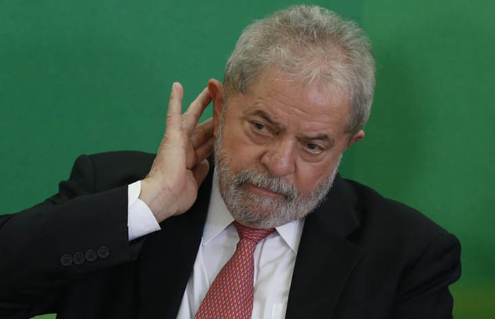 Juiz manda apreender passaporte de Lula
