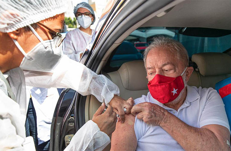 Aos 75 anos, Lula Ã© vacinado contra covid
