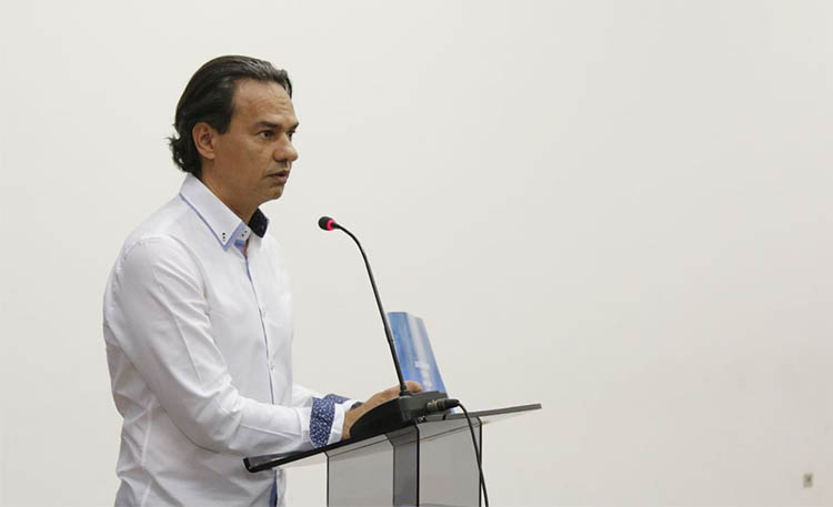 Aniversariando, prefeito Marquinhos manda recado aos 'amigos do poder'