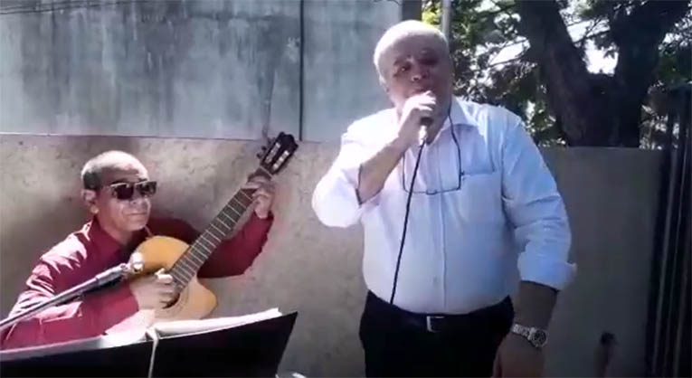 VÃ­deo: em homenagem aos pais, ministro canta no Copo Sujo em Campo Grande