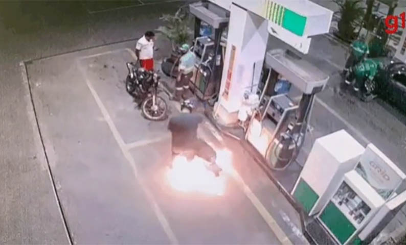 Motocicleta pega fogo e explode em posto de combustÃ­vem em CorumbÃ¡: vÃ­deo