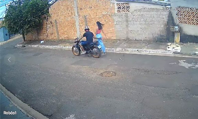 CÃ¢mera flagra motoqueiro passando a mÃ£o em jovem na rua em Campo Grande: vÃ­deo