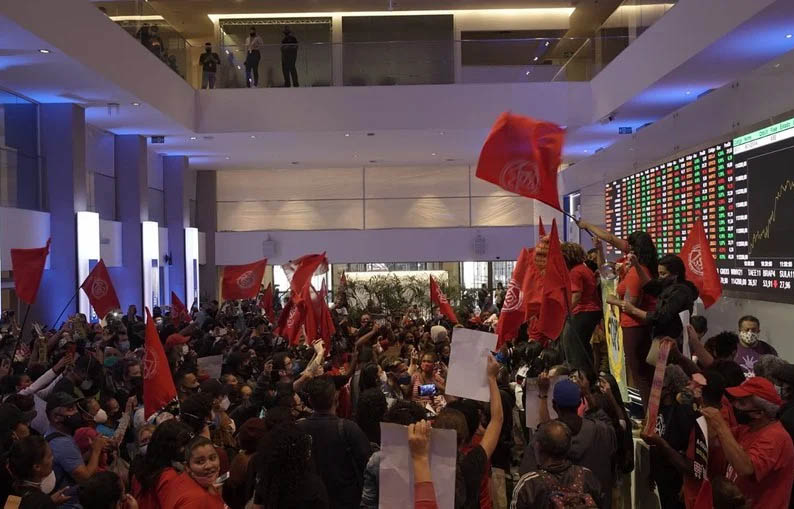 MSTS invade Bolsa de SP para protestar contra inflaÃ§Ã£o, desigualdade social e Bolsonaro