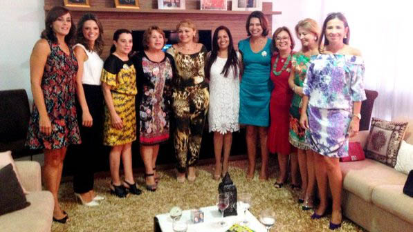 Ã caÃ§a de votos, Eduardo Cunha participa de ChÃ¡ das Cinco com mulheres de deputados
