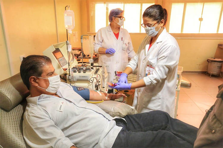 Curado, senador Nelsinho doa plasma para tratar pacientes com Covid-19 em MS