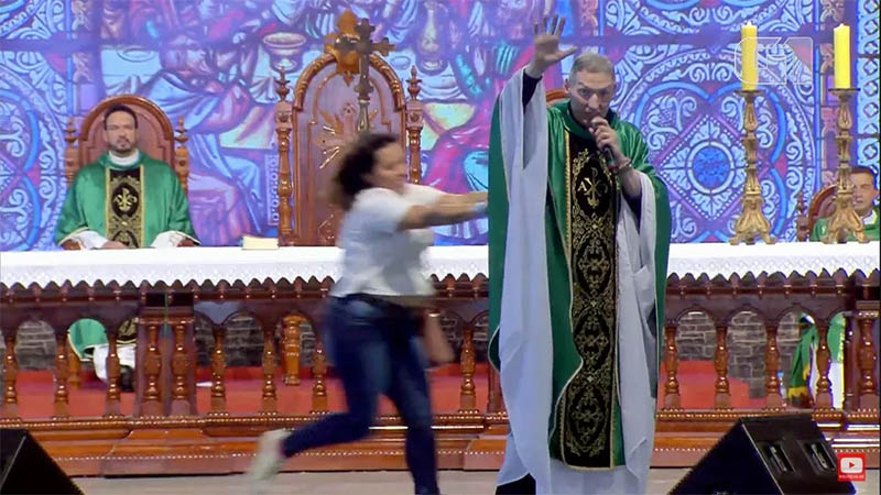 Empurrado de altar, padre Marcelo Rossi afirma em vÃ­deo: 'Maria passou na frente'