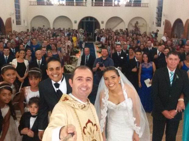Padre usa pau de selfie em casamento