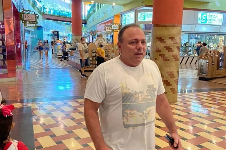 Ex-ministro da SaÃºde, Pazuello ignora mÃ¡scara em shopping de Manaus