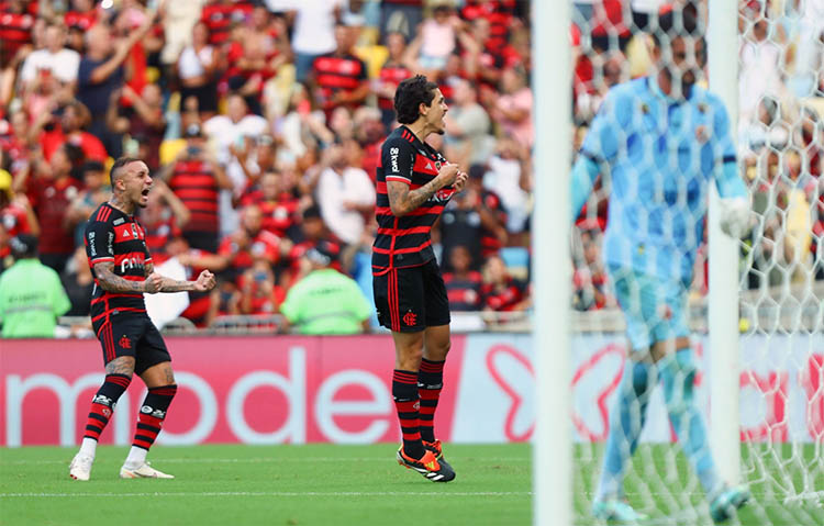 Flamengo com a mÃ£o na taÃ§a do carioca