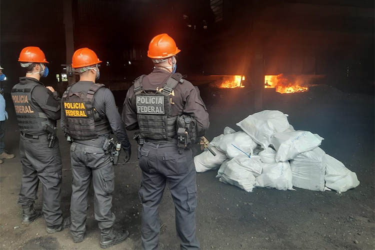 PolÃ­cia Federal incinera drogas em CorumbÃ¡