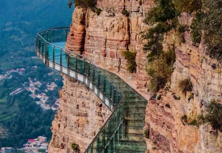 VÃ­deo mostra passarela de vidro que 'racha' em montanha e assusta turistas
