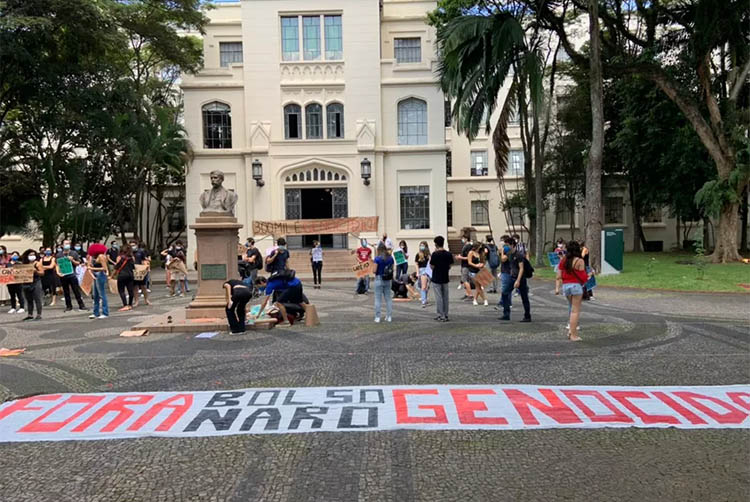 'Mais vacina, menos cloroquina' gritam estudantes para ministro em visita Ã  USP