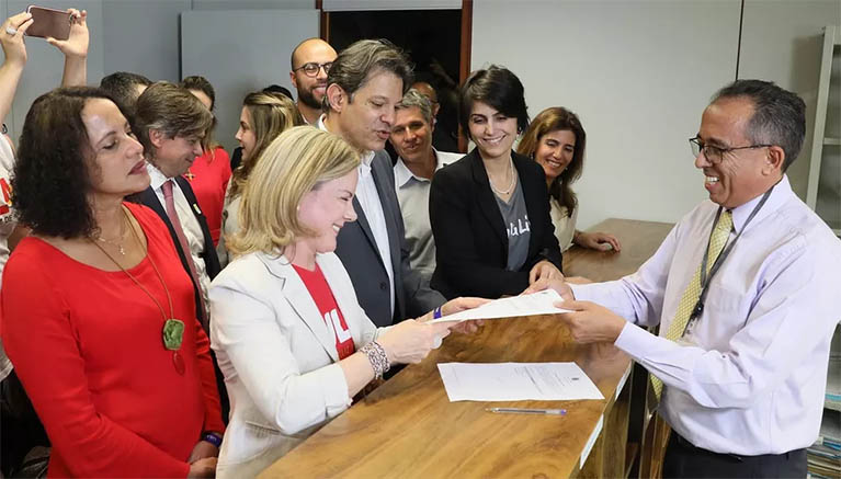 PT registra candidatura de Lula