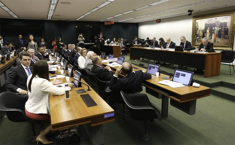 ComissÃ£o aprova 'distritÃ£o' e fundo de R$ 3,6 bilhÃµes para campanhas eleitorais