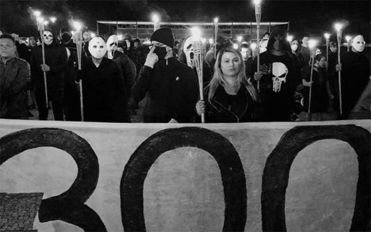 Sara Winter lidera grupo de mascarados em protesto em frente ao Supremo