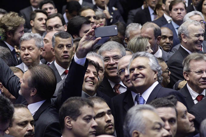 Deputados aderem Ã s "selfies" na CÃ¢mara 