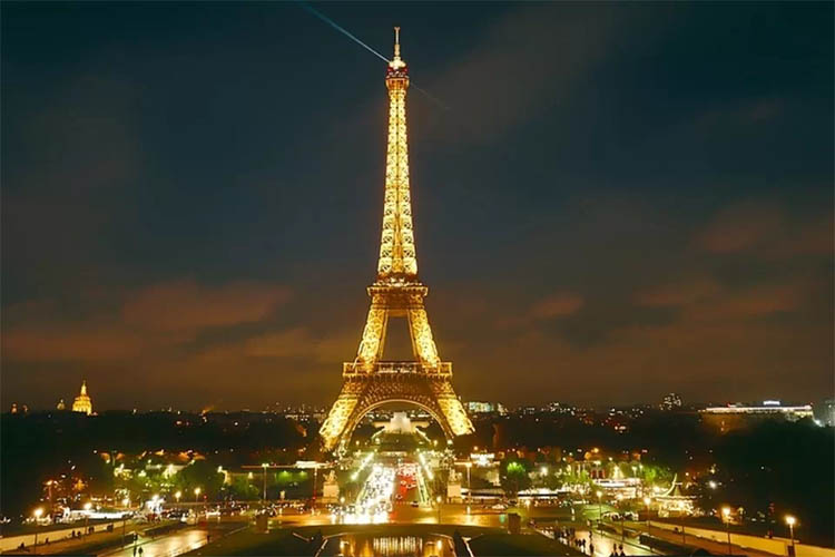 IluminaÃ§Ã£o da Torre Eiffel serÃ¡ desligada uma hora mais cedo para economizar energia