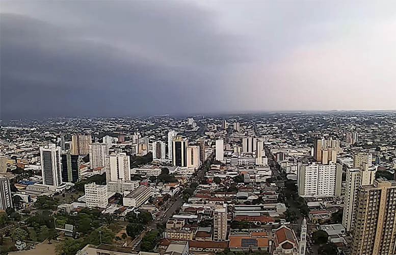 VÃ­deo mostra chegada de nuvens de chuva escurecendo o dia em Campo Grande