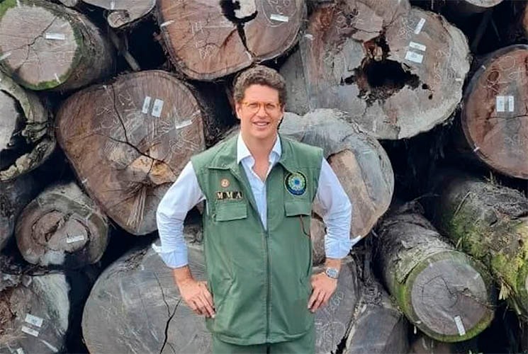 Salles e presidente do Ibama sÃ£o alvos de operaÃ§Ã£o contra exportaÃ§Ã£o ilegal de madeira